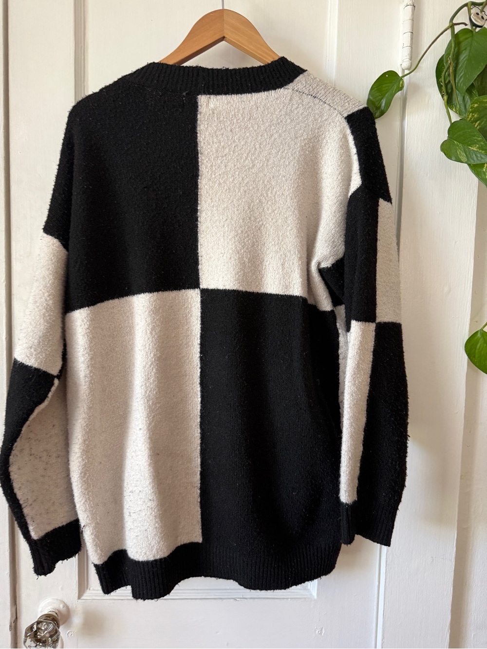 Modern Black and Cream Colorblock V-Neck Cardigan LUNA IVY size medium - Picture 7 of 10